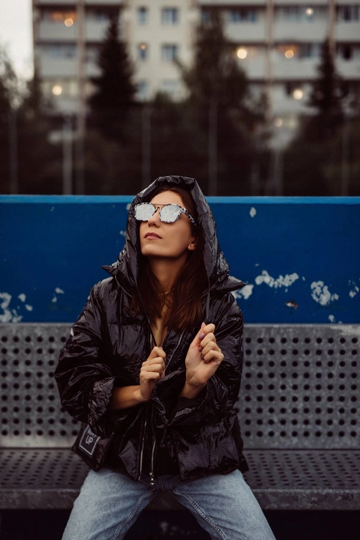 BŁYSZCZĄCA KURTKA DAMSKA Z NASZYWKAMI CZARNA (618ART)