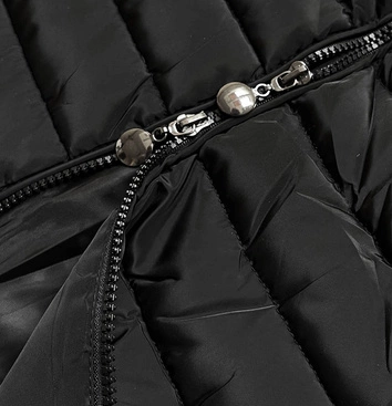 Kurtka pikowana z kapturem czarna (l22-9865-1)