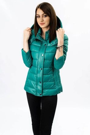 Damska kurtka pikowana z odpinanym kapturem zielona (7560)