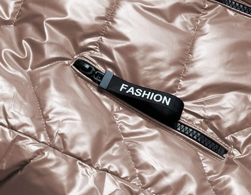 BŁYSZCZĄCA KAMIZELKA DAMSKA Z KAPTUREM CAPPUCCINO (B8019-12)