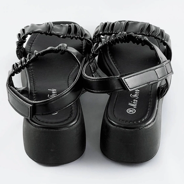 Sandały na niskiej platformie czarne (cm-48)