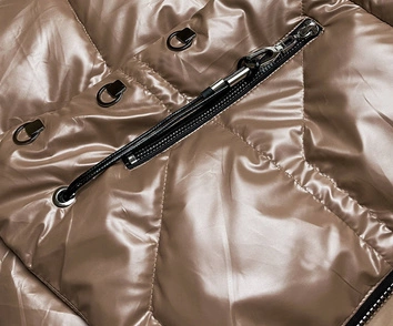 Metaliczna kurtka damska z kapturem jasny brąz (b8007-46)