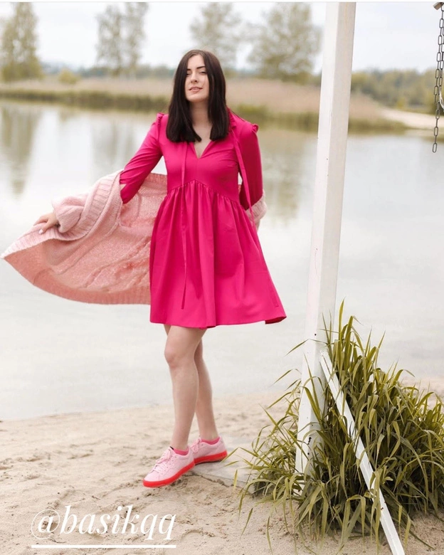 SUKIENKA Z FALBANKOWĄ STÓJKĄ MUSZTARDOWA (208ART)