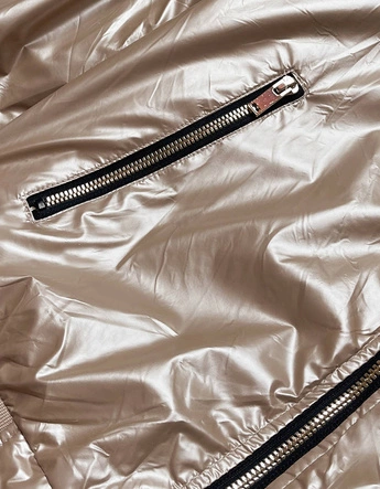 Krótka kurtka damska z kapturem beżowa (b8077-101)