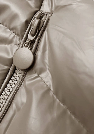 Krótka kurtka zimowa z kapturem beżowa (5M3138-62)