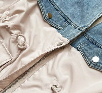 Luźna kurtka jeansowa z łączonych materiałów niebiesko-beżowa (b9791-50046)