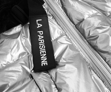 DAMSKA BŁYSZCZĄCA KURTKA Z KAPTUREM SREBRNA (8297)