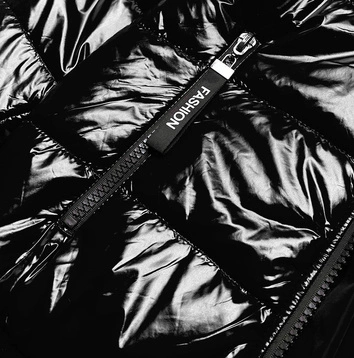 Błyszcząca kurtka damska ze ściągaczem czarna (LD7250)