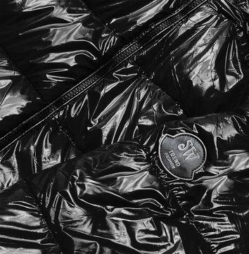 Lakierowana kurtka damska czarna (B8039-1)