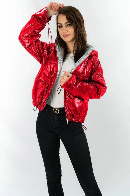 Błyszcząca pikowana kurtka damska z kapturem czerwona (b9560)