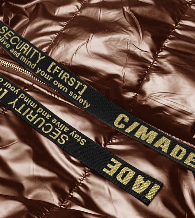 Błyszcząca kamizelka z kapturem karmelowa (B8131-14)