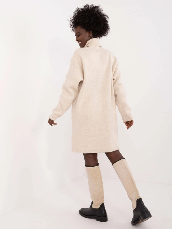 Dzianinowa sukienka z golfem jasnobeżowa (0547)