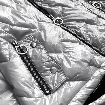 Pikowana kurtka damska z kapturem srebrna (b9562)