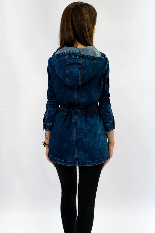 DŁUGA JEANSOWA DAMSKA KURTKA Z KAPTUREM (5681-K)