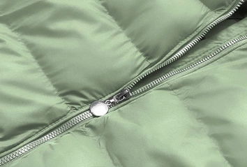 Krótka zimowa kurtka z kapturem pistacjowa (5M723-236)