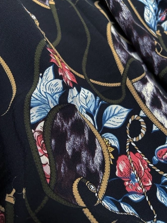 Plisowana sukienka z kołnierzykiem granatowa w kwiaty (Z-56)