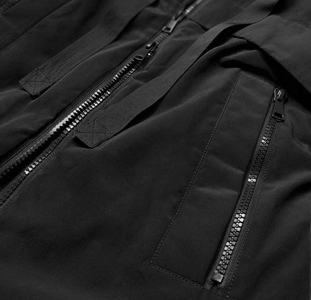 Zimowa kurtka damska z łączonych materiałów czarna (7708)