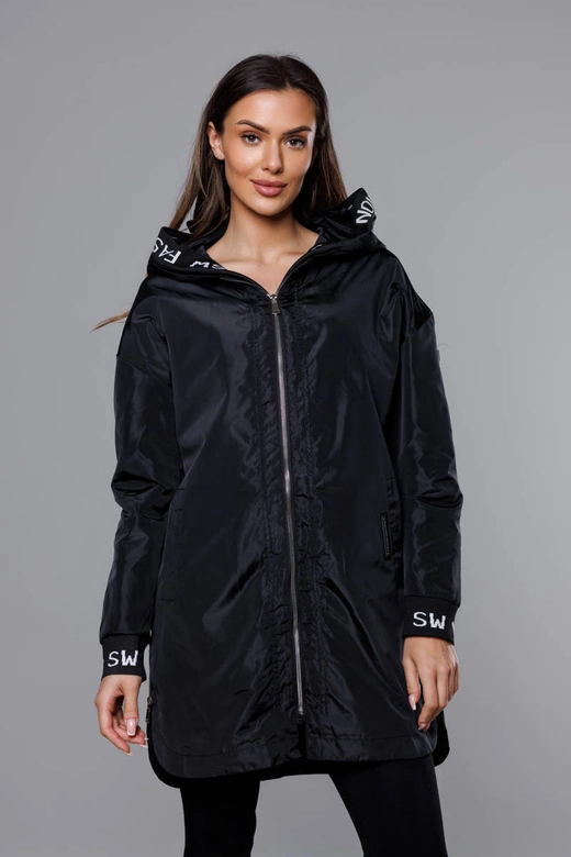 Cienka kurtka damska z ozdobną lamówką czarna (B8145-1)