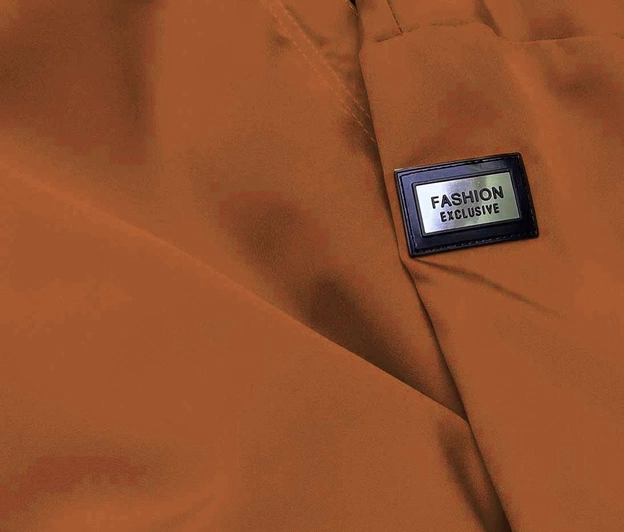 Cienka kurtka damska z ozdobną lamówką karmelowa (B8106-22)