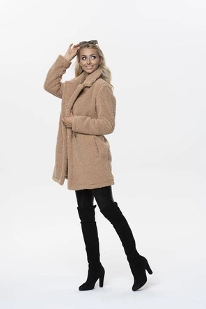 PLUSZOWY DAMSKI PŁASZCZ Z KIESZENIAMI BEŻOWY (9343)