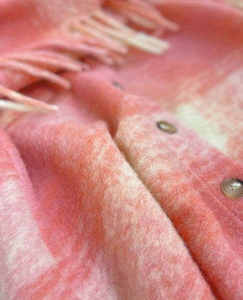 KOSZULOWA KURTKA DAMSKA Z FRĘDZLAMI RÓŻOWA (2081)