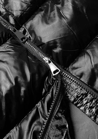 KURTKA DAMSKA CZARNA Z CZARNYM SUWAKIEM (AG1-J9063)