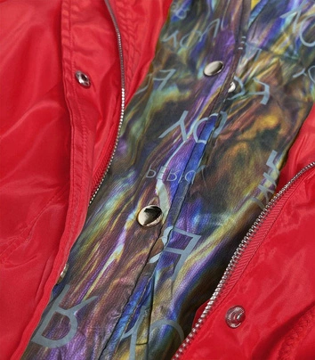 KURTKA DAMSKA Z OZDOBNYM KAPTUREM CZERWONA/MULTIKOLOR (YR2022)