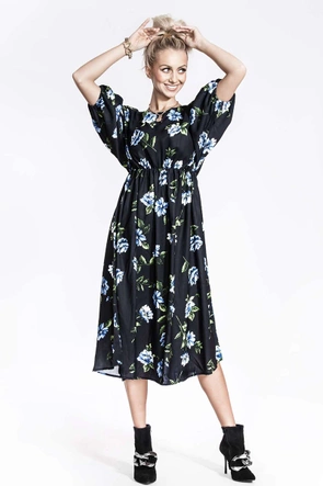 Sukienka w kwiaty typu kimono z okrągłym dekoltem Ann Gissy czarny/niebieski (XY202116)