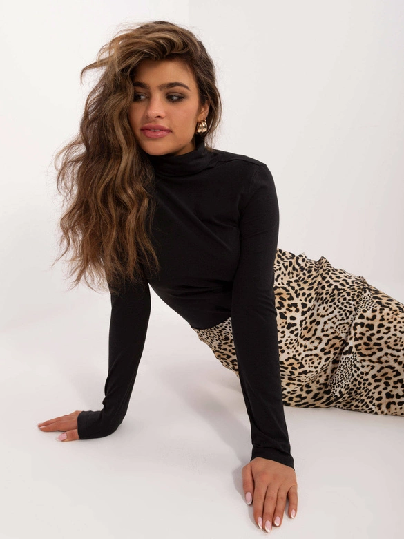 Bawełniana bluzka damska z golfem czarna (M02527B)