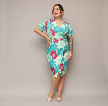 Kopertowa sukienka do kolan w kwiaty zielony-fuksja (742)