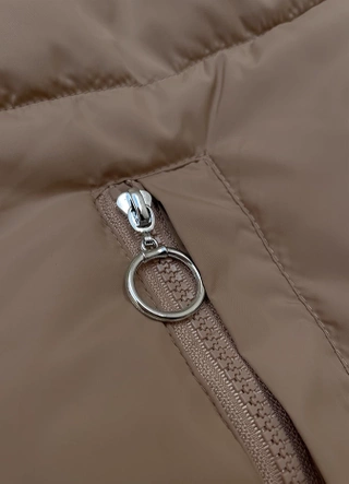 Krótka kurtka damska z kapturem ciemny beż (16M2153-84)