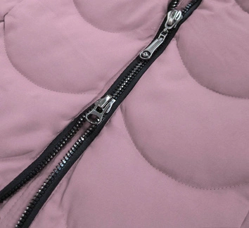 PIKOWANA KURTKA Z KAPTUREM RÓŻOWA (1906)