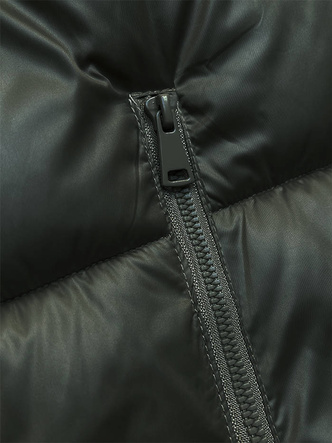 Krótki bezrękawnik damski z kapturem khaki (B8156-11)