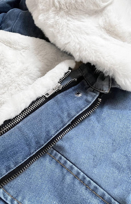DAMSKA KURTKA JEANSOWA Z FUTRZANĄ PODPINKĄ NIEBIESKO - BIAŁA (9023#)