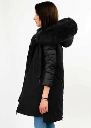 Zimowa kurtka damska z łączonych materiałów czarna (7708)