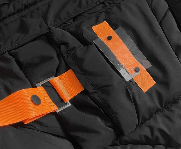 Puchowa kurtka damska z ozdobnymi taśmami czarna (AG2-J85)