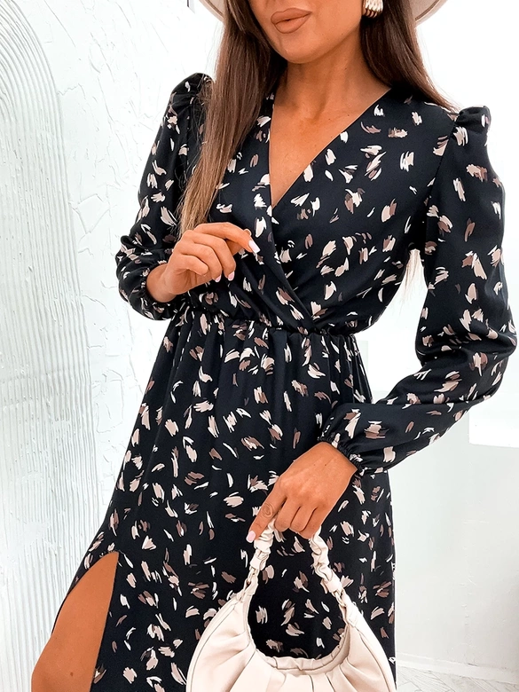 Zwiewna sukienka z rozcięciem na dole czarna (82121)