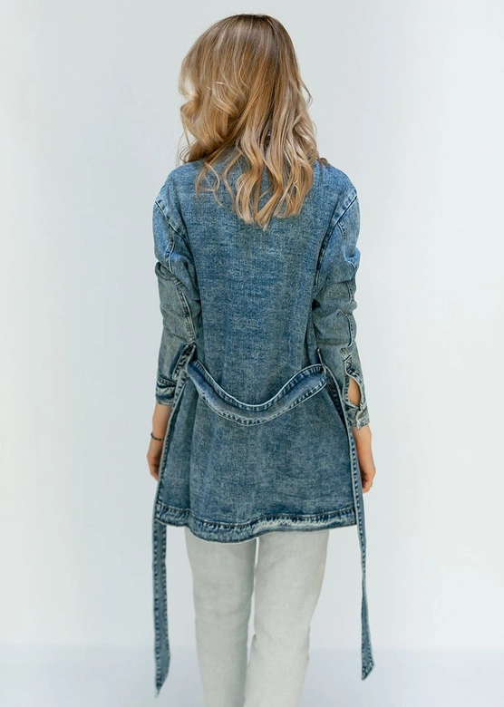 DŁUGA JEANSOWA DAMSKA KURTKA Z KOŁNIERZEM I PASKIEM (C131)