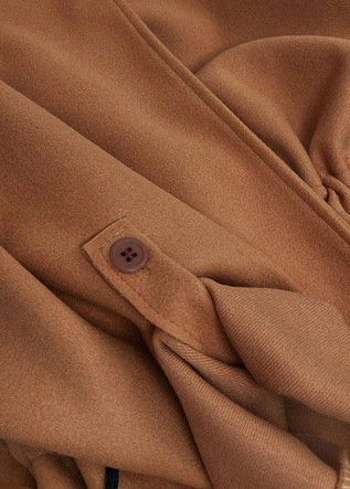 LUŹNY PŁASZCZ DAMSKI Z KLAPAMI BRĄZOWY (20536)