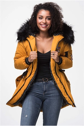 DAMSKA DŁUŻSZA ZIMOWA KURTKA Z KAPTUREM MUSZTARDOWA (M8-757)