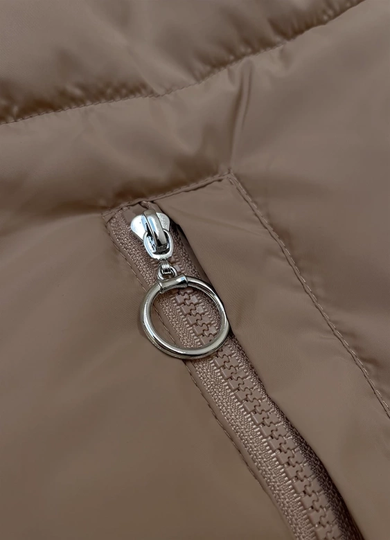 Krótka kurtka damska z kapturem ciemny beż (16M2153-84)