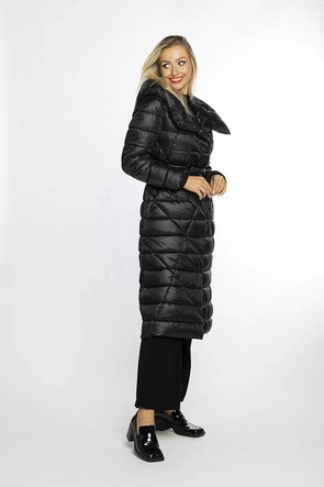 Pikowany płaszcz z kapturem czarny (AG1-J9069)