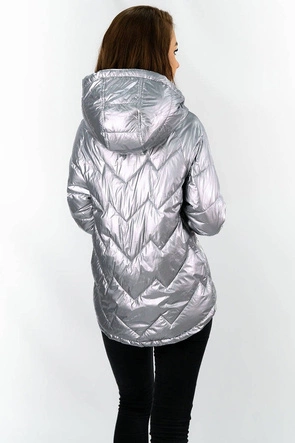 Pikowana kurtka damska z kapturem srebrna (b9562)