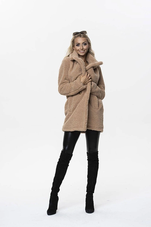 PLUSZOWY DAMSKI PŁASZCZ Z KIESZENIAMI BEŻOWY (9343)