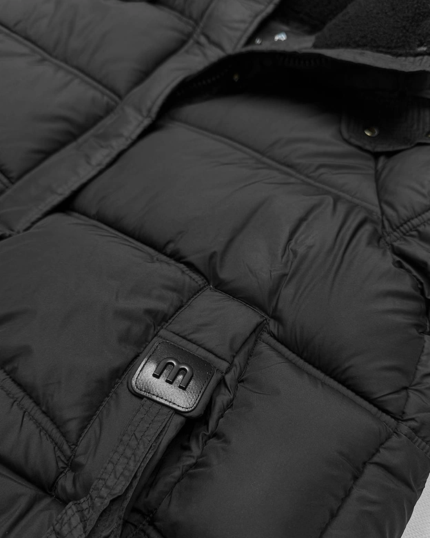 Oversizowa kurtka puchowa z kapturem czarna (KK60713)