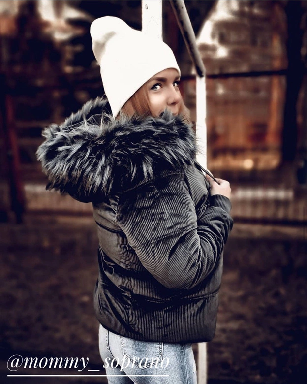 Sztruksowa damska kurtka z kapturem ciemnozielona (7696)