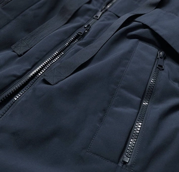 Zimowa kurtka damska z łączonych materiałów granatowa (7708)