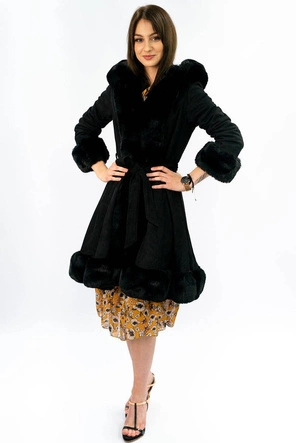 DAMSKI PŁASZCZ Z FUTREM CZARNY (F520)