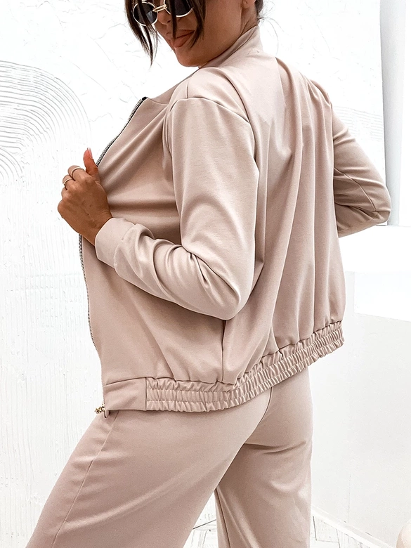 Komplet damski szerokie spodnie i bluza bomberka jasnobeżowy (82105)