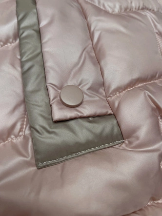 Krótki bezrękawnik damski ze ściąganymi bokami S'West perłowy róż (B8358-51)